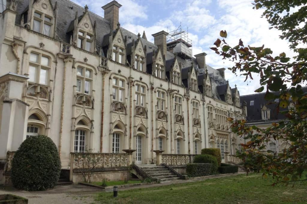 Charmant Studio Au Calme Tout Confort Dans Chateau Neo Gothique Proche Zenith Comet Orleans Parking Voiture Gratuit Wifi Haut Debit Rue Des Montees Luaran gambar