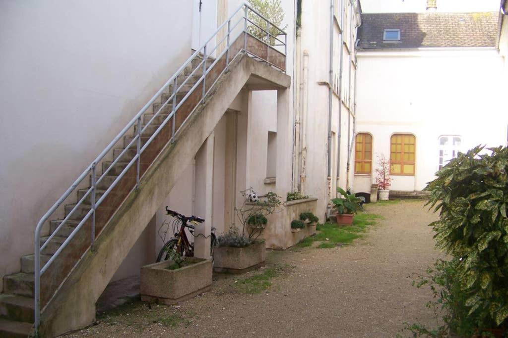 Charmant Studio Au Calme Tout Confort Dans Chateau Neo Gothique Proche Zenith Comet Orleans Parking Voiture Gratuit Wifi Haut Debit Rue Des Montees Luaran gambar