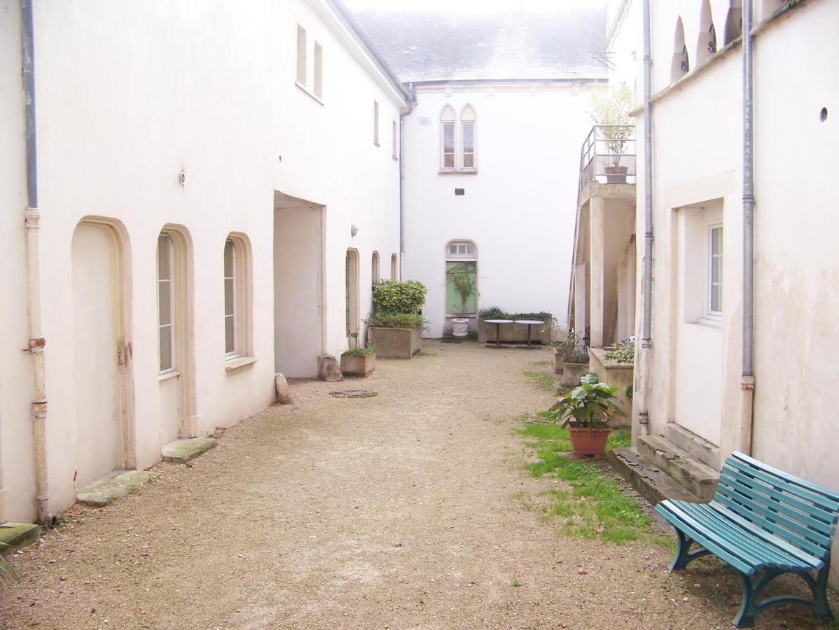 Charmant Studio Au Calme Tout Confort Dans Chateau Neo Gothique Proche Zenith Comet Orleans Parking Voiture Gratuit Wifi Haut Debit Rue Des Montees Luaran gambar