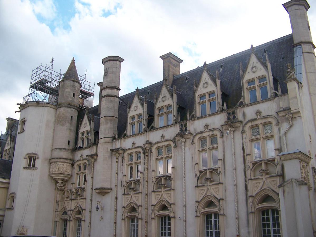 Charmant Studio Au Calme Tout Confort Dans Chateau Neo Gothique Proche Zenith Comet Orleans Parking Voiture Gratuit Wifi Haut Debit Rue Des Montees Luaran gambar