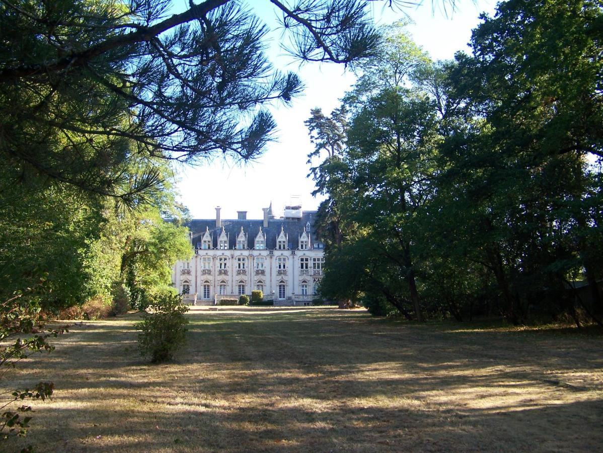 Charmant Studio Au Calme Tout Confort Dans Chateau Neo Gothique Proche Zenith Comet Orleans Parking Voiture Gratuit Wifi Haut Debit Rue Des Montees Luaran gambar