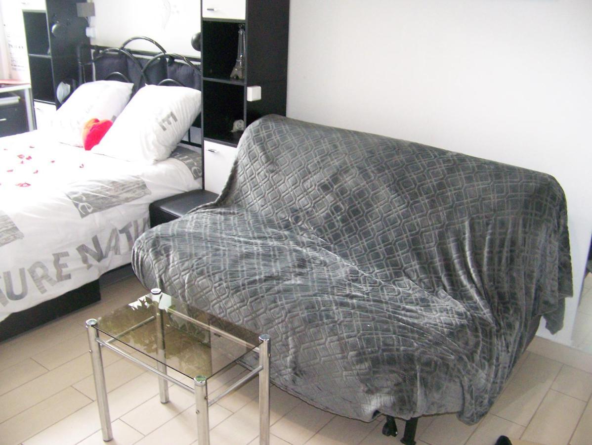 Charmant Studio Au Calme Tout Confort Dans Chateau Neo Gothique Proche Zenith Comet Orleans Parking Voiture Gratuit Wifi Haut Debit Rue Des Montees Luaran gambar