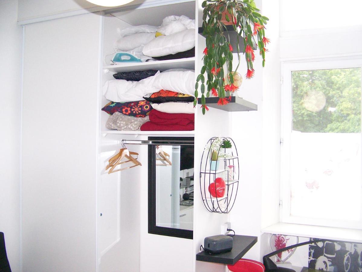 Charmant Studio Au Calme Tout Confort Dans Chateau Neo Gothique Proche Zenith Comet Orleans Parking Voiture Gratuit Wifi Haut Debit Rue Des Montees Luaran gambar
