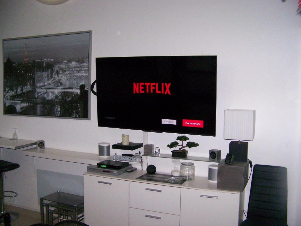 Charmant Studio Au Calme Tout Confort Dans Chateau Neo Gothique Proche Zenith Comet Orleans Parking Voiture Gratuit Wifi Haut Debit Rue Des Montees Luaran gambar