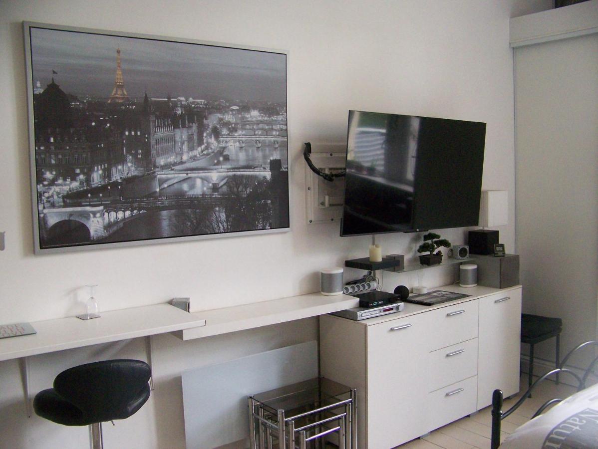Charmant Studio Au Calme Tout Confort Dans Chateau Neo Gothique Proche Zenith Comet Orleans Parking Voiture Gratuit Wifi Haut Debit Rue Des Montees Luaran gambar