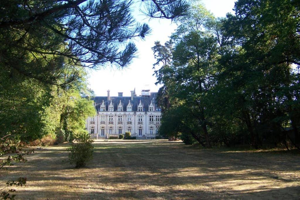 Charmant Studio Au Calme Tout Confort Dans Chateau Neo Gothique Proche Zenith Comet Orleans Parking Voiture Gratuit Wifi Haut Debit Rue Des Montees Luaran gambar